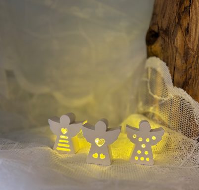 Kleine Schutzengel, durch deren Muster das Licht scheint