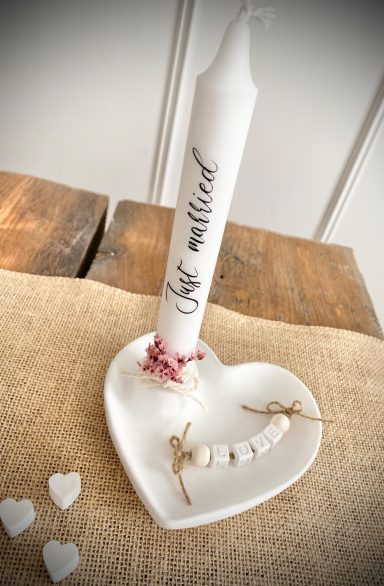 Herzförmiger Kerzenhalter mit weißer Kerze Just Married