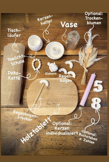 Übersicht Tischdeko mit Holzbrett, Kerzenhaltern, Trockenblumen und kindlichen Dekoelementen