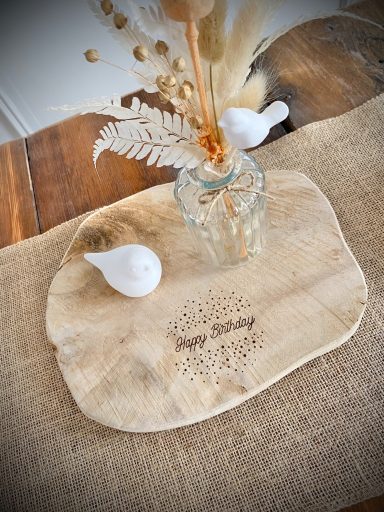 Dekobrett aus Holz mit Vogel und Glasvase