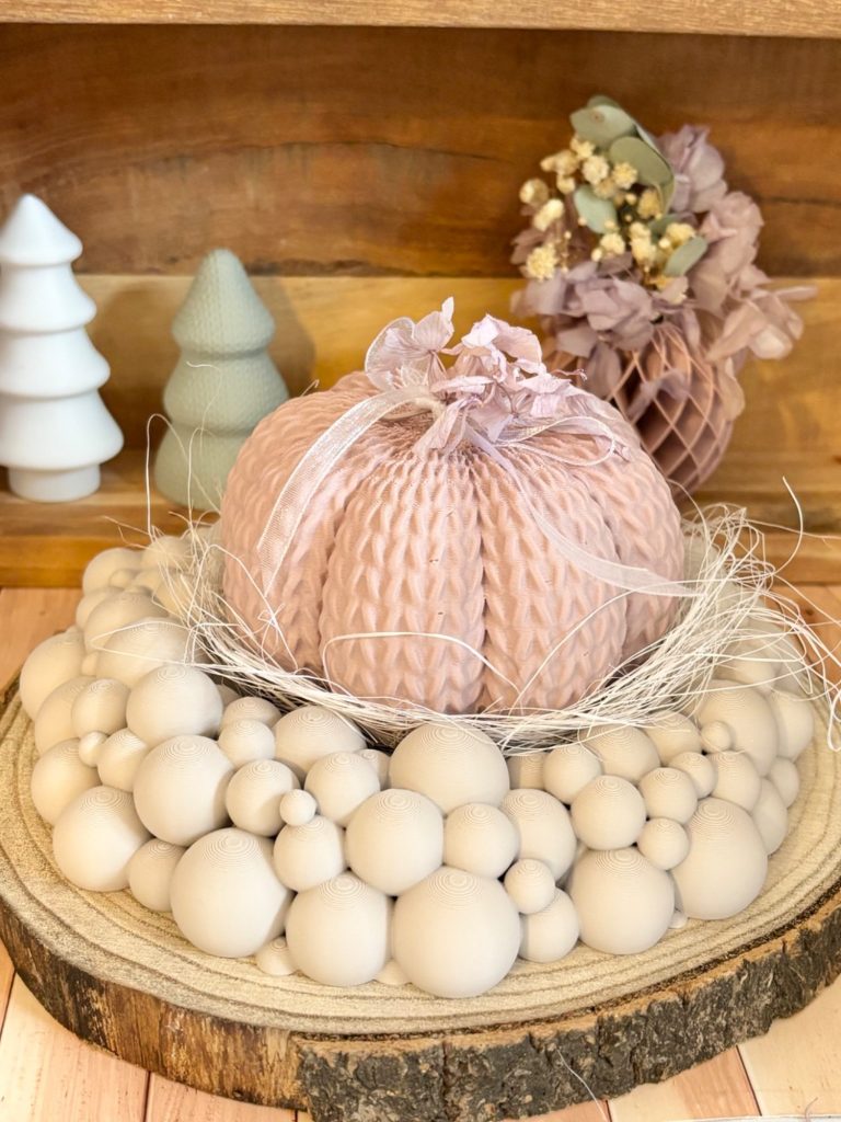 Deko-Ausleihbox Hochzeit Dekorationselemente für eine Hochzeitsfeier, einschließlich Vasen und Herzformen.