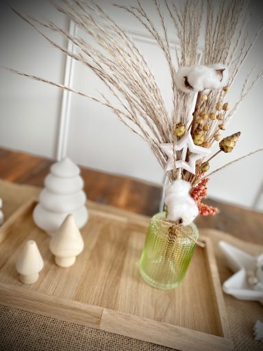 Holztablett mit grüner Glasvase und Trockenblumen