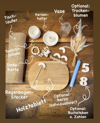Übersicht Tischdeko mit Kerzenhaltern, kindlichen Dekoelementen, Glasvase, Trockenblumen und Dekobrett