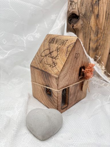 Holzhaus für Teelicht aus Mangoholz mit gravierter Aufschrift