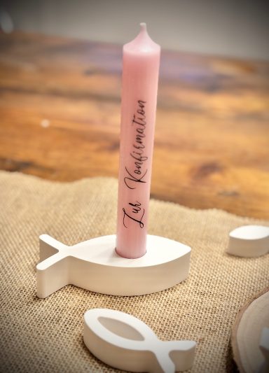 Weißer Kerzenhalter mit rosa Kerze mit der Aufschrift "Zur Konfirmation"