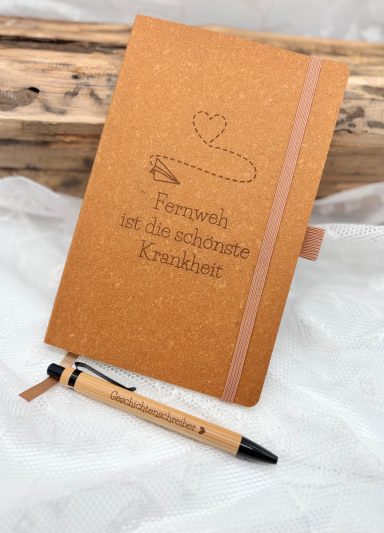 Braunes Ledernotizbuch mit passendem Holzkugelschreiber mit Aufschrift Fernweh ist die schönste Krankheit